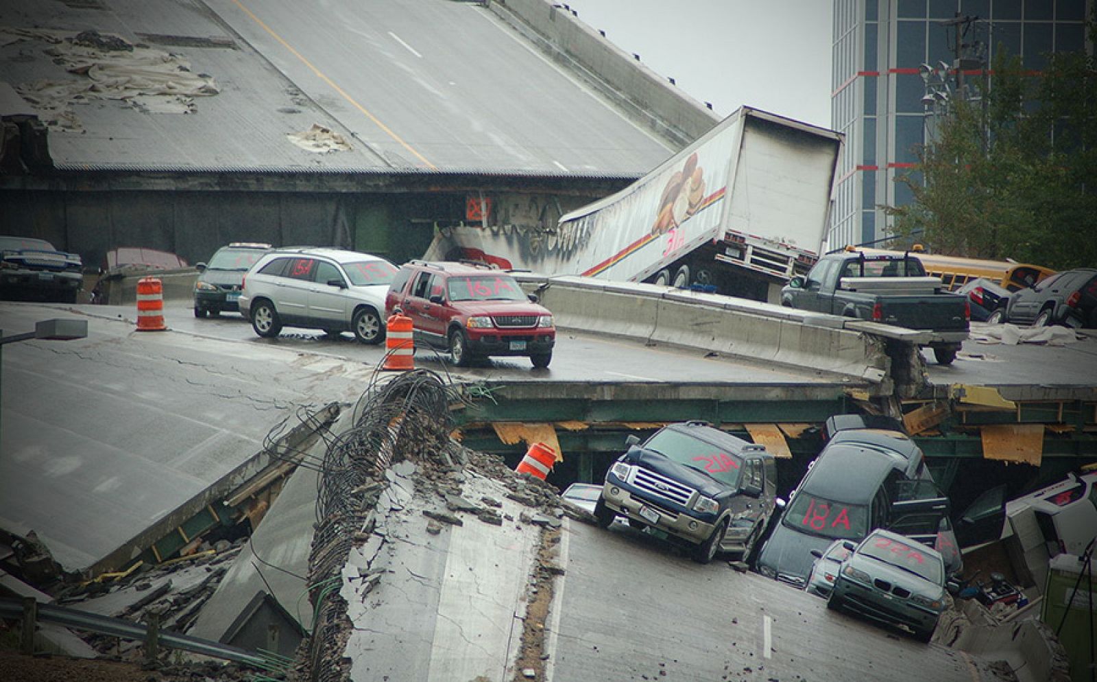 El puente de la carretera I-35W sobre el río Misisipi se colapsó en 2007 debido a un fallo de diseño.
