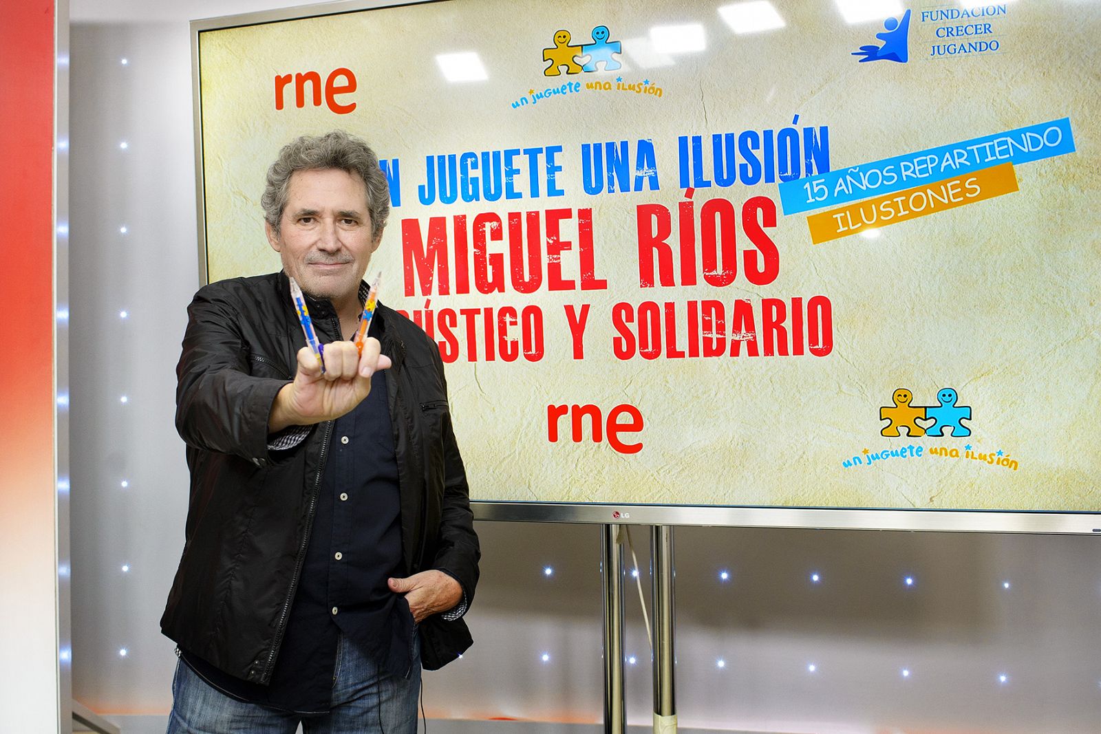 Miguel Ríos, con los bolígrafos solidarios