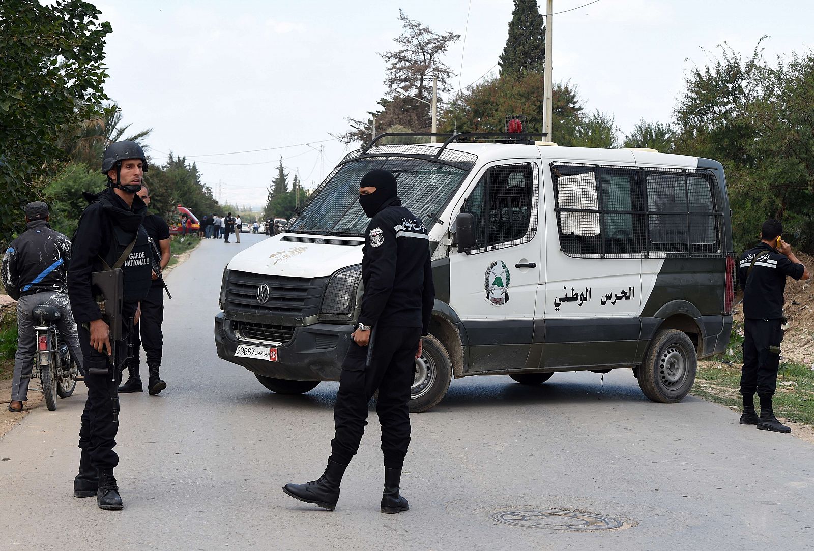 Miembros de la Guardia Nacional de Túnez frente a la casa donde un grupo de hombres ha tomado rehenes en Wad Ellil