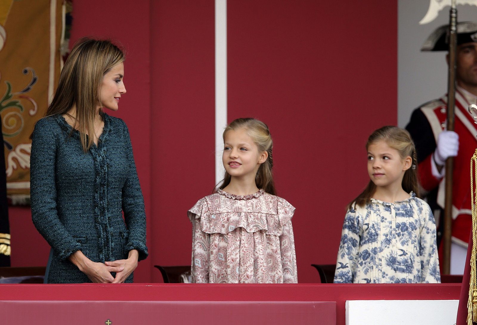 La princesa Leonor entre su madre, la reina doña Letizia y la infanta Sofía