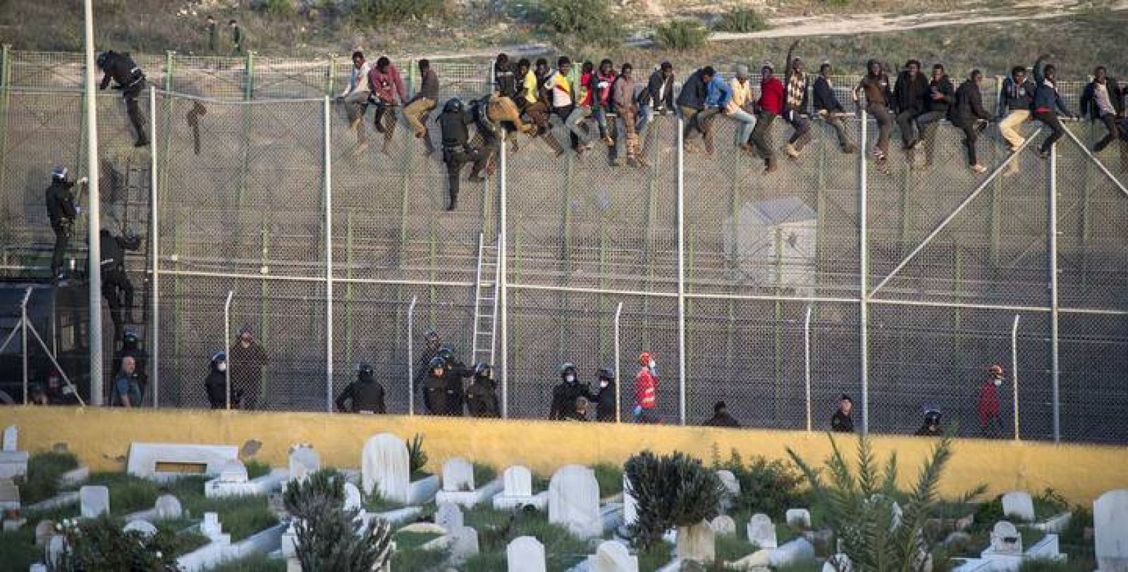 Unos 400 inmigrantes subsaharianos intentaron saltar la valla de Melilla el miércoles 22 de octubre.