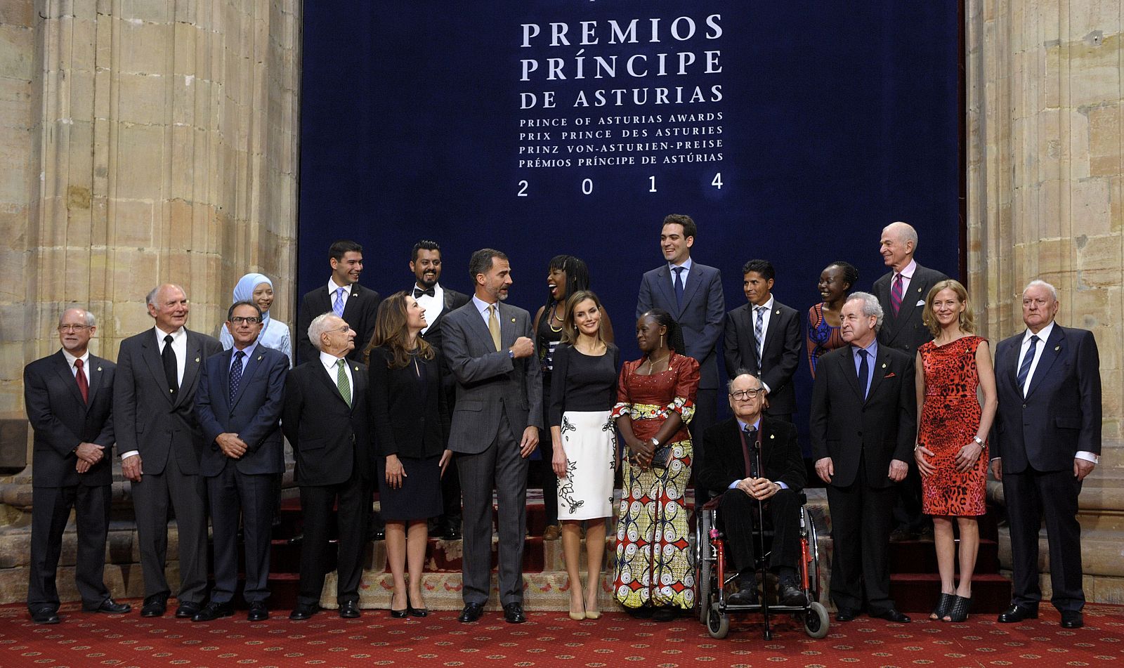 Los reyes y los premiados con el Príncipe de Asturias posan en la foto de familia