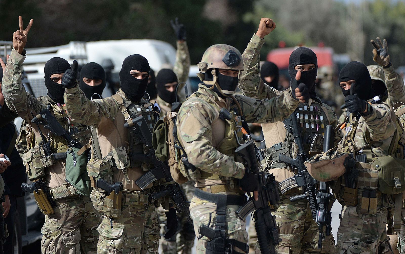 Miembros del Ejército tunecino celebran el resultado de la operación contra un grupo terrorista, según el Gobierno, en Oued Ellil.