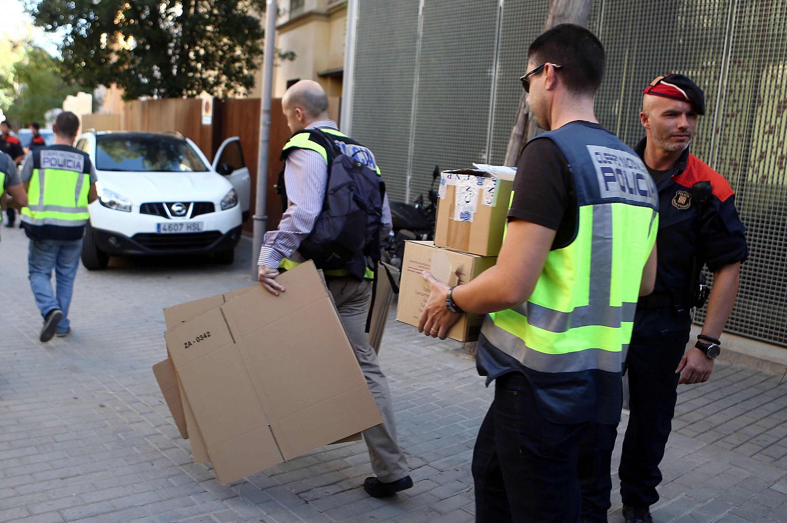 LA POLICIA DETIENE A OLEGUER PUJOL Y REGISTRA SU DOMICILIO EN BARCELONA