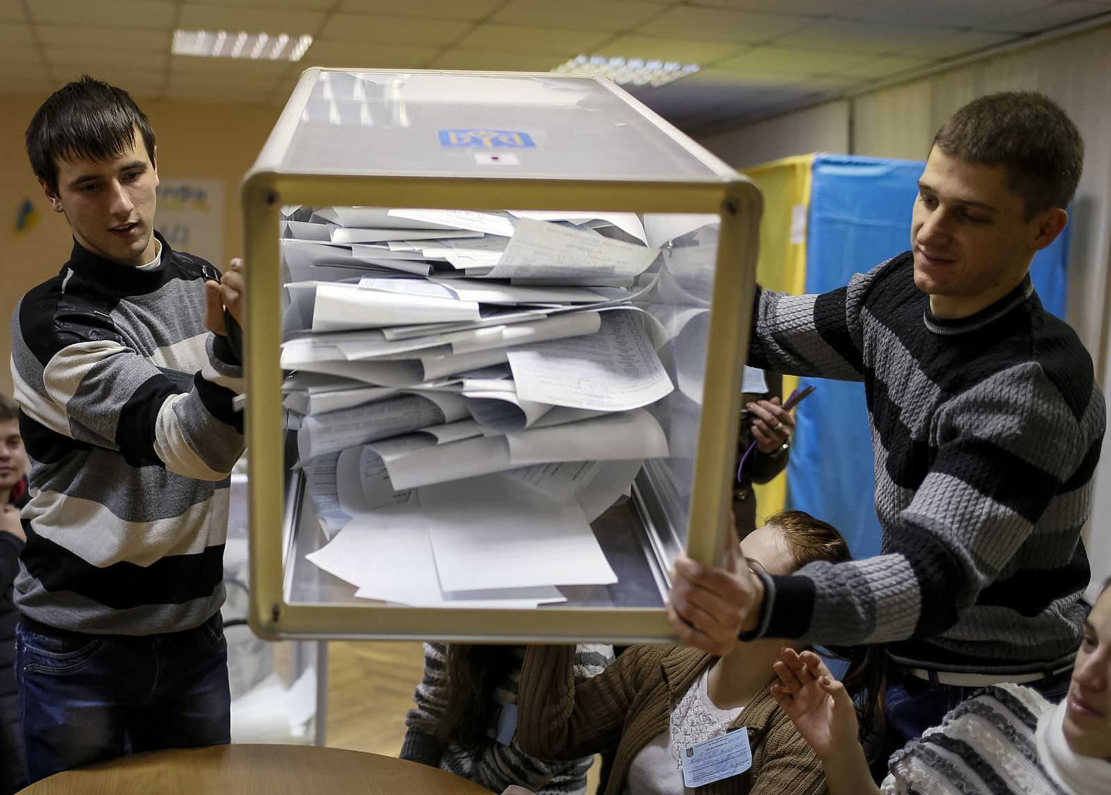 Miembros de la comisión electoral local hacen el recuento en Kiev, Ucrania