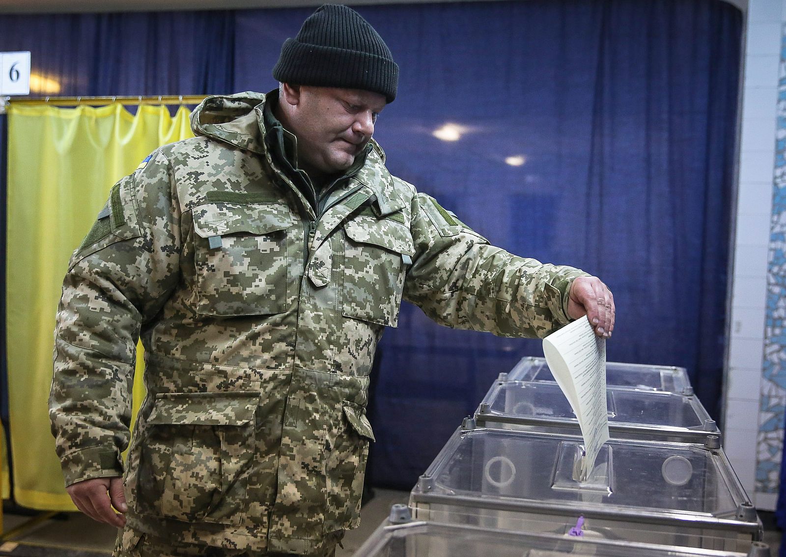 Un militar ucraniano vota en Kramatorsk en las elecciones legislativas en Ucrania