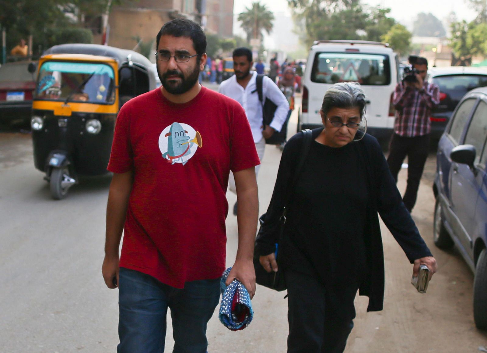El activista egipcio Alaa Abdelfatah y su madre fuera de una corte de El Cairo
