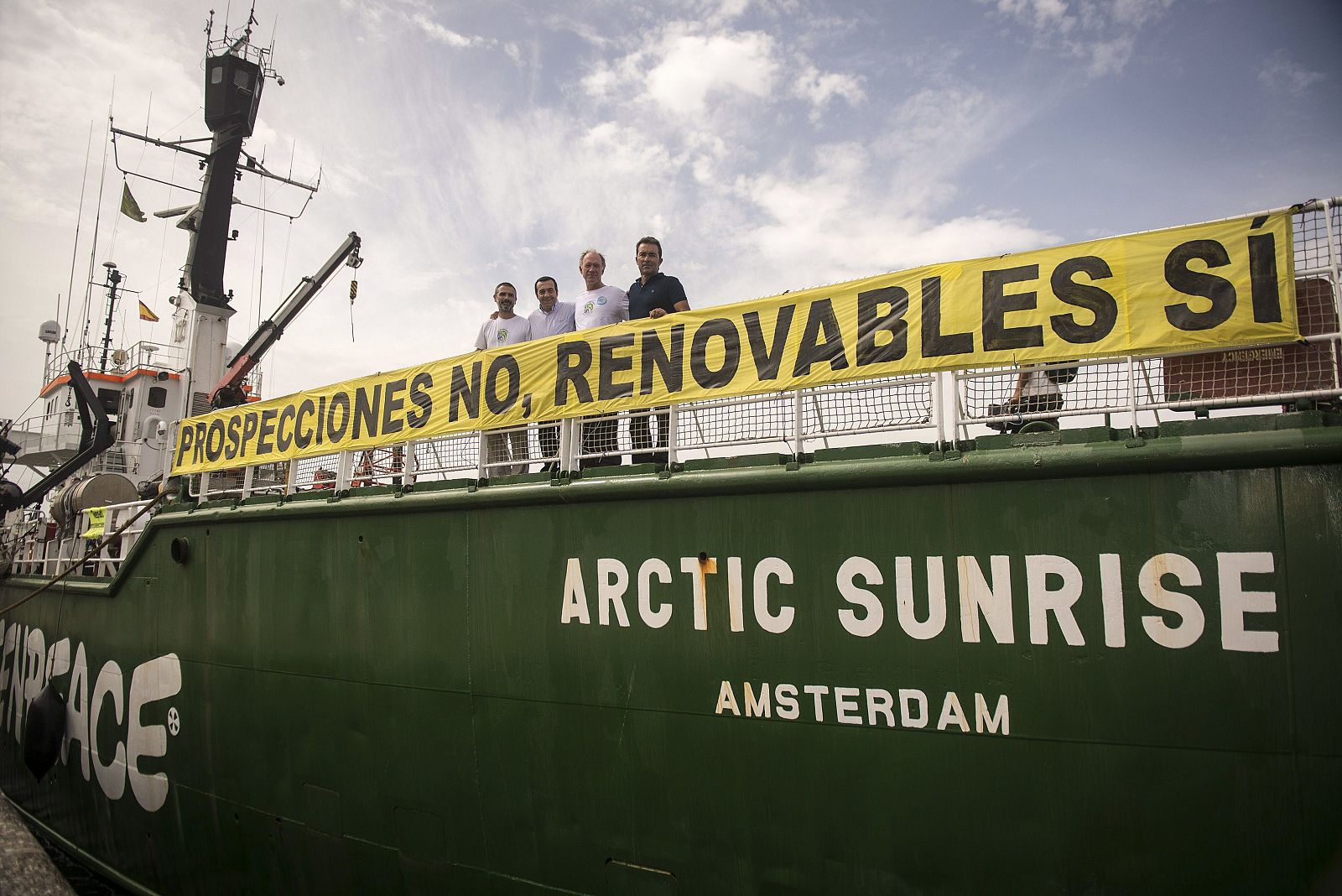 Julio Barea, portavoz de Greenpeace; Ezequiel Navío, responsable de Acción Canarias; Joel Stewart, capitán del buque de Greenpeace Artic Sunrise, y Juan Ramón Roger, pescador de Fuerteventura.