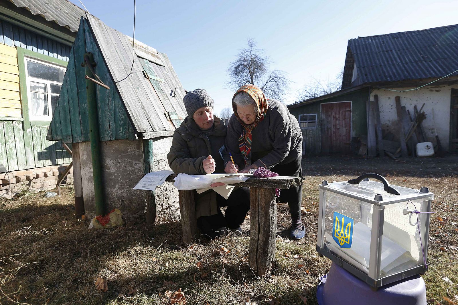 Residentes de la aldea de HOrodyshche, en Ucrania, votan en las elecciones legislativas
