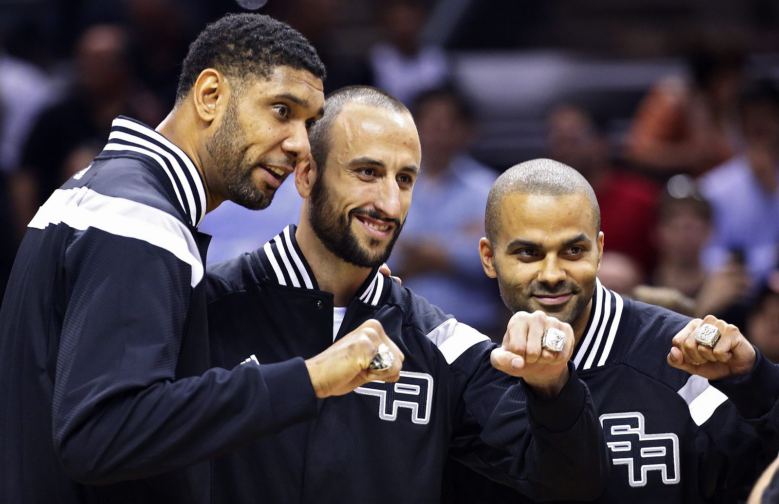 Los jugadores de los San Antonio Tim Duncan, Manu Ginobili y Tony Parker posan con el anillo de campeón de la NBA.