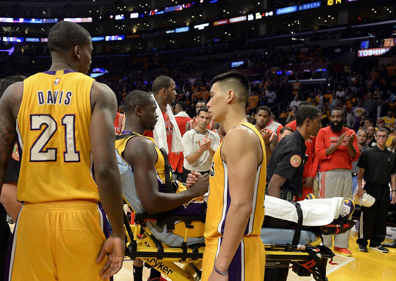 Julius Randle, retirado en camilla en el partido contra los Rockets.