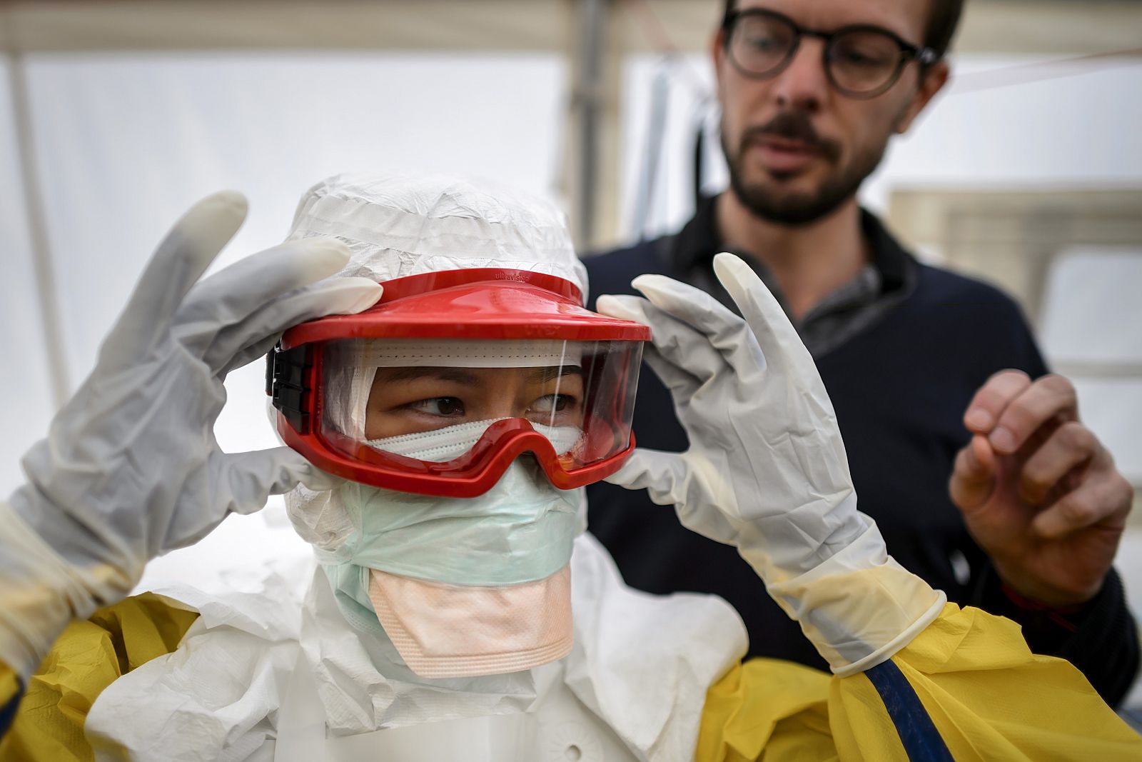 Entrenamiento de personal sanitario de la Cruz Roja y MSF para luchar contra el ébola, este miércoles en Ginebra.