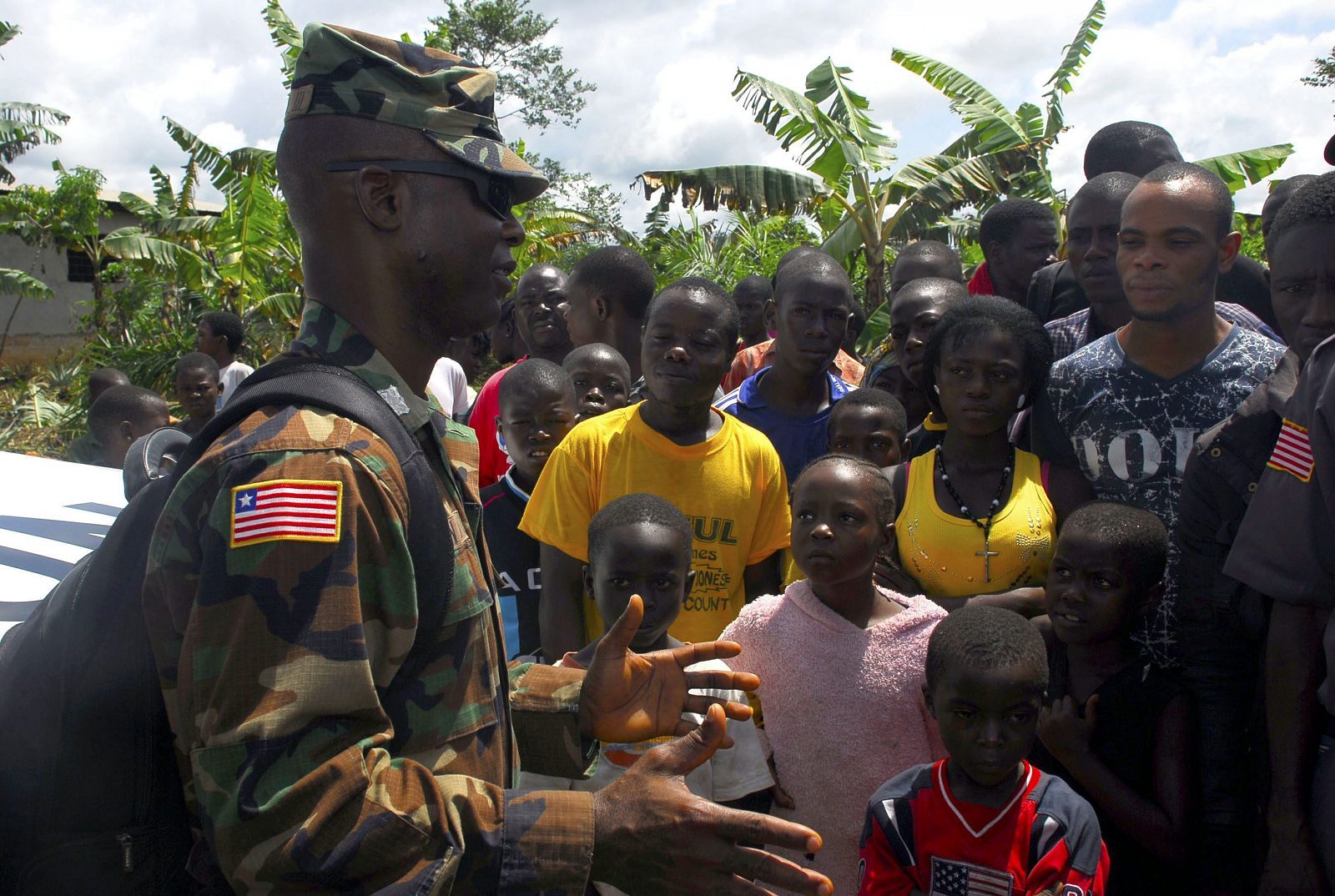 El Ejército de EE. UU. en Liberia informando sobre una unidad de tratamiento del ébola que se construirá en Cesco, Liberia.