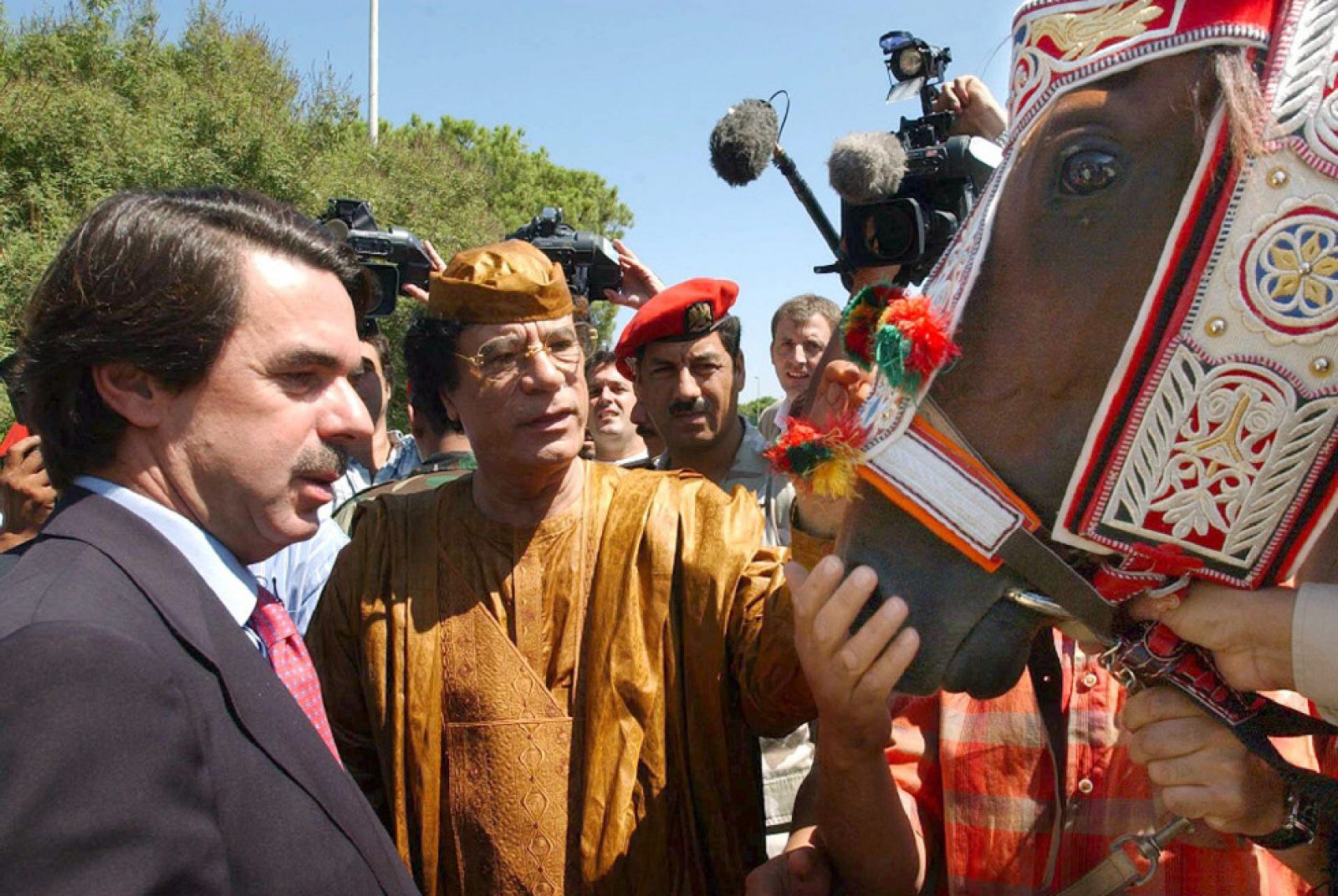José María Aznar con Gadifi en su visita a Libia en 2003