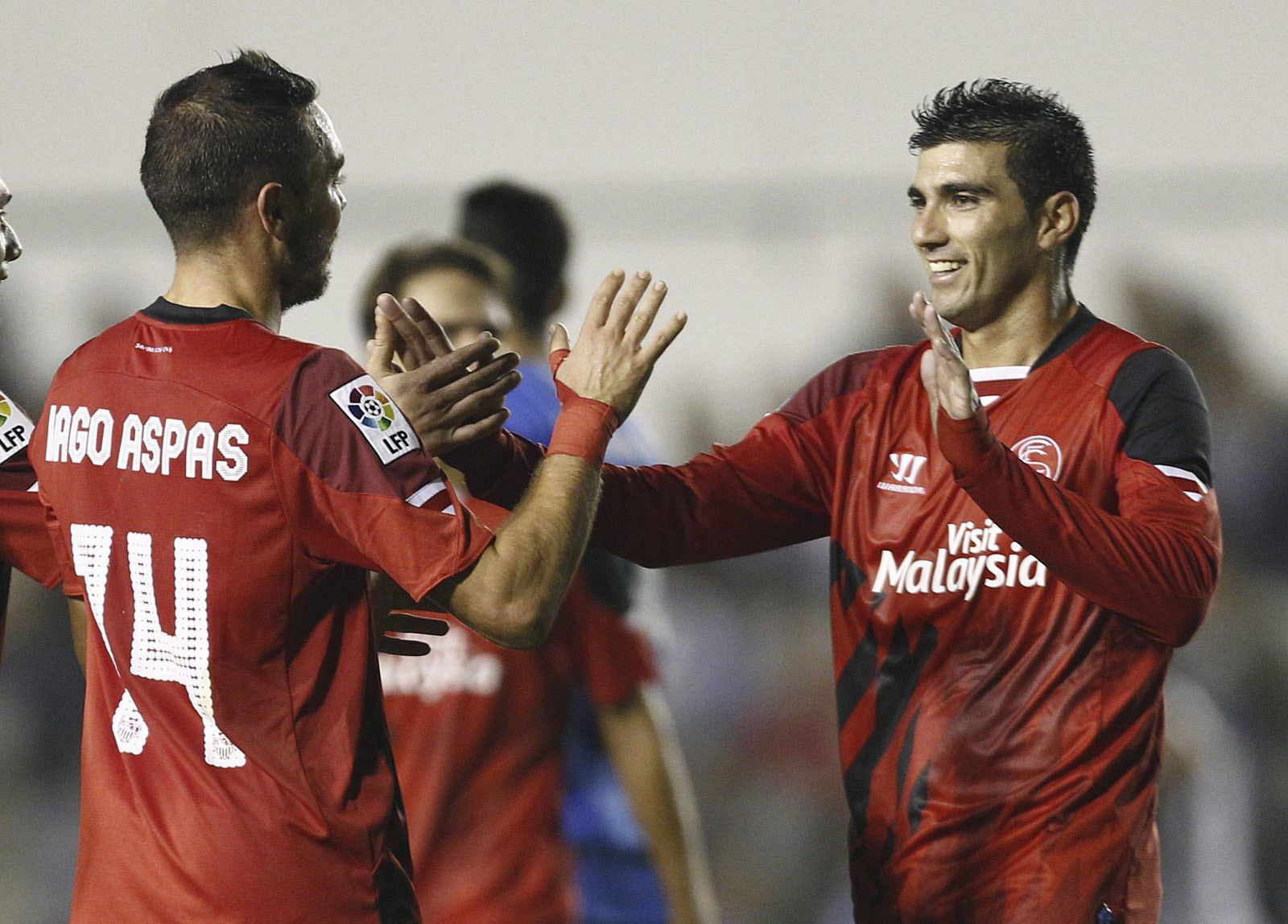 José Antonio Reyes (d) y el delantero Iago Aspas, celebran el segundo gol del Sevilla