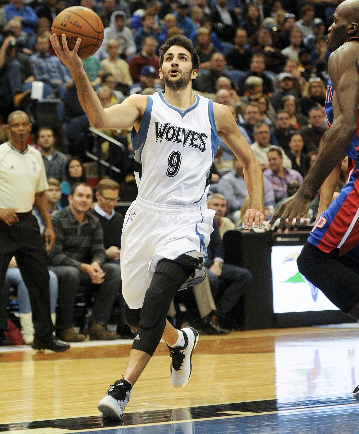 Ricky Rubio de los Minnesota Timberwolves lanza contra los Detroit Pistons.