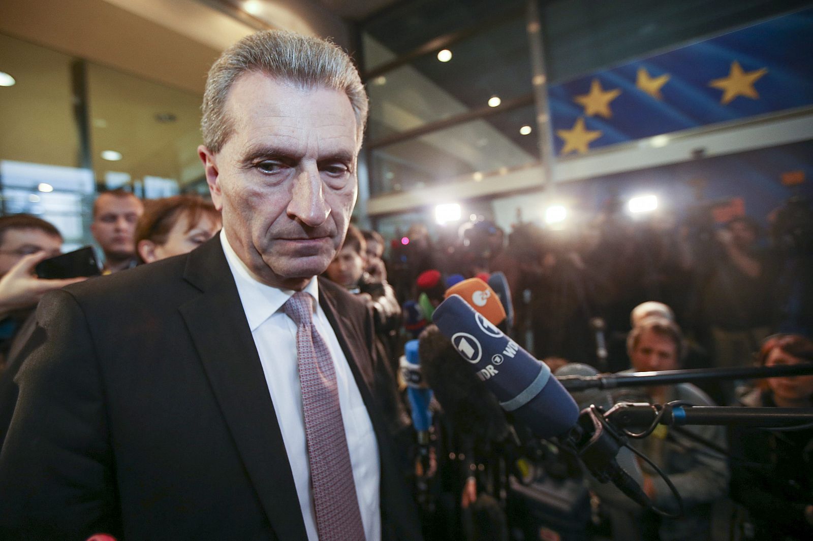 El nuevo comisario europeo de Energía, el alemán Günther Oettinger, antes de la cumbre junto a Ucrania y Rusia.