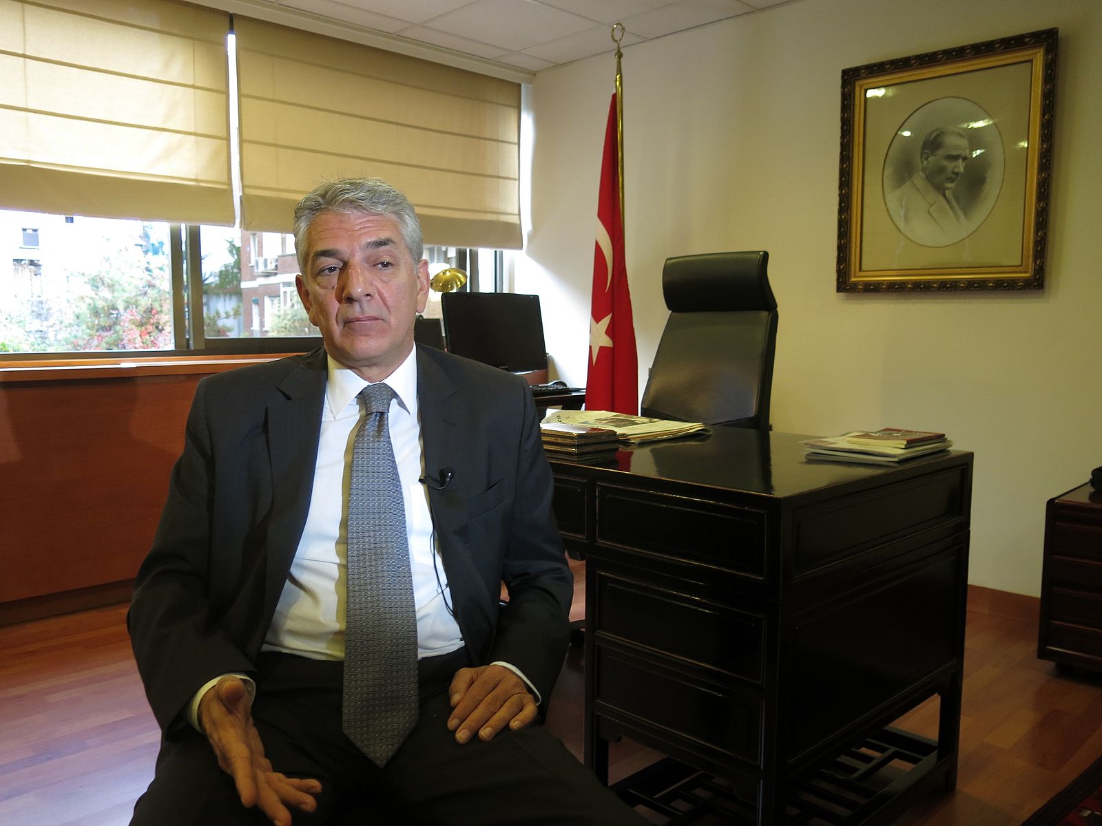 Ömer Önhon, embajador de Turquía en España, en su despacho de la embajada en Madrid