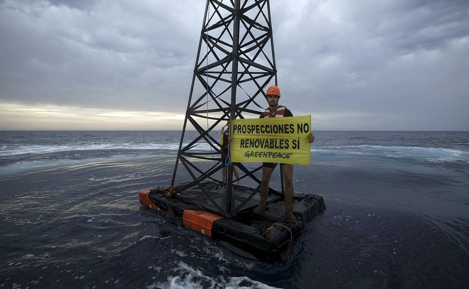 Greenpeace colocó el 28 de octubre en aguas de Lanzarote una réplica de una plataforma petrolífera de seis metros de altura.