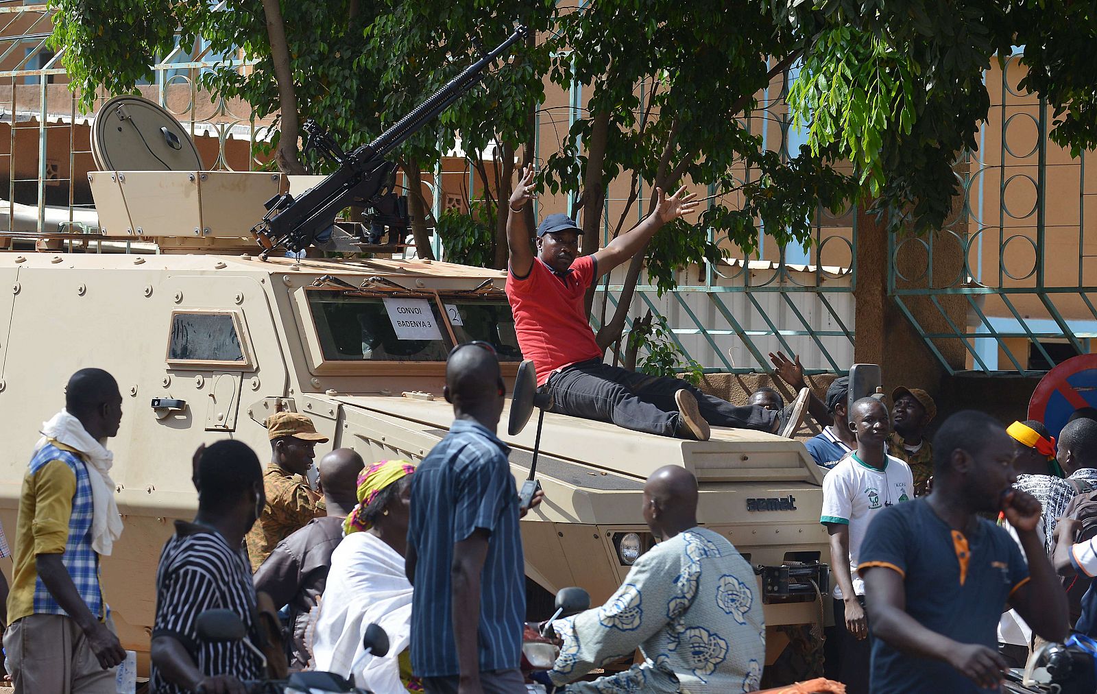 Un hombre celebra sobre un tanque la caída del presidente Blaise Compaoré.