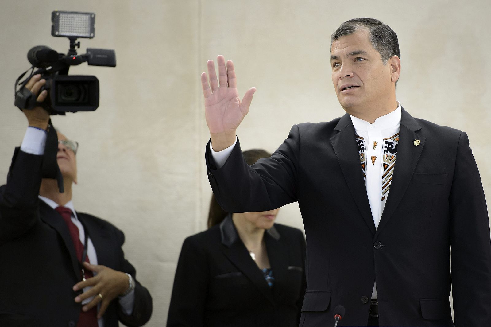 El presidente de Ecuador, Rafael Correa, saluda a su llegada a la conferencia ofrecida en el 50 aniversario del Organismo de Naciones Unidas para el Comercio y el Desarrollo (UNCTAD), en Ginebra (Suiza)