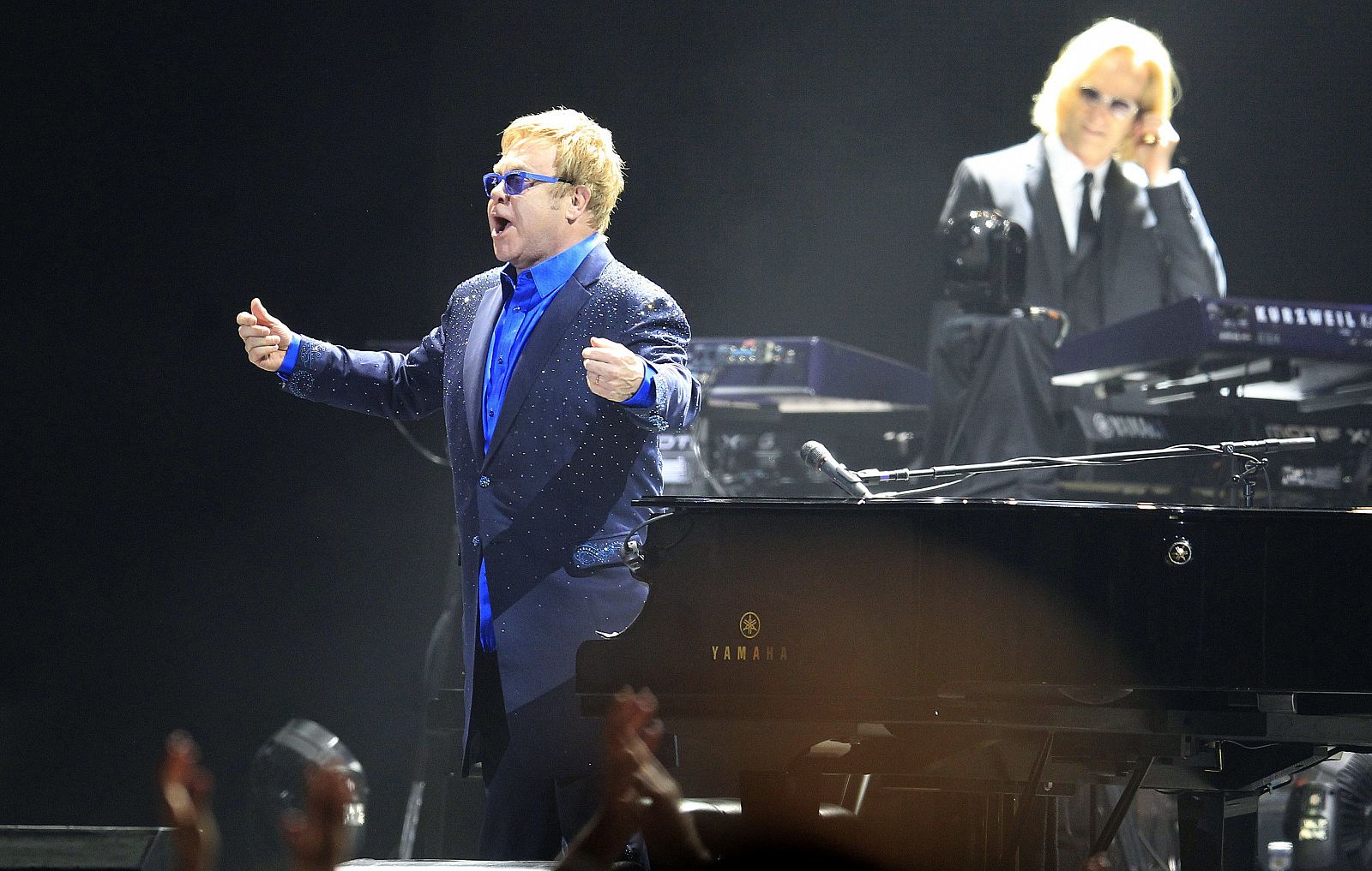 El británico Elton John durante su actuación en el Palacio de los Deportes de Madrid para celebrar el 40 aniversario de su "Goodbye yellow brick road"