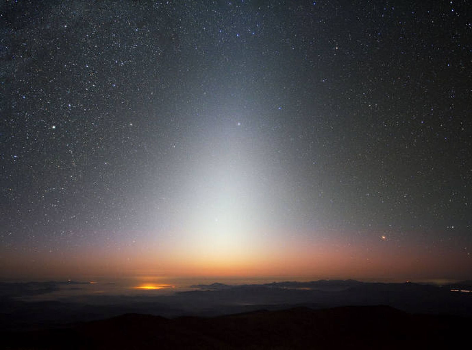 Astrónomos detectan por primera vez la luz zodiacal que rodea otros sistemas estelares - RTVE.es