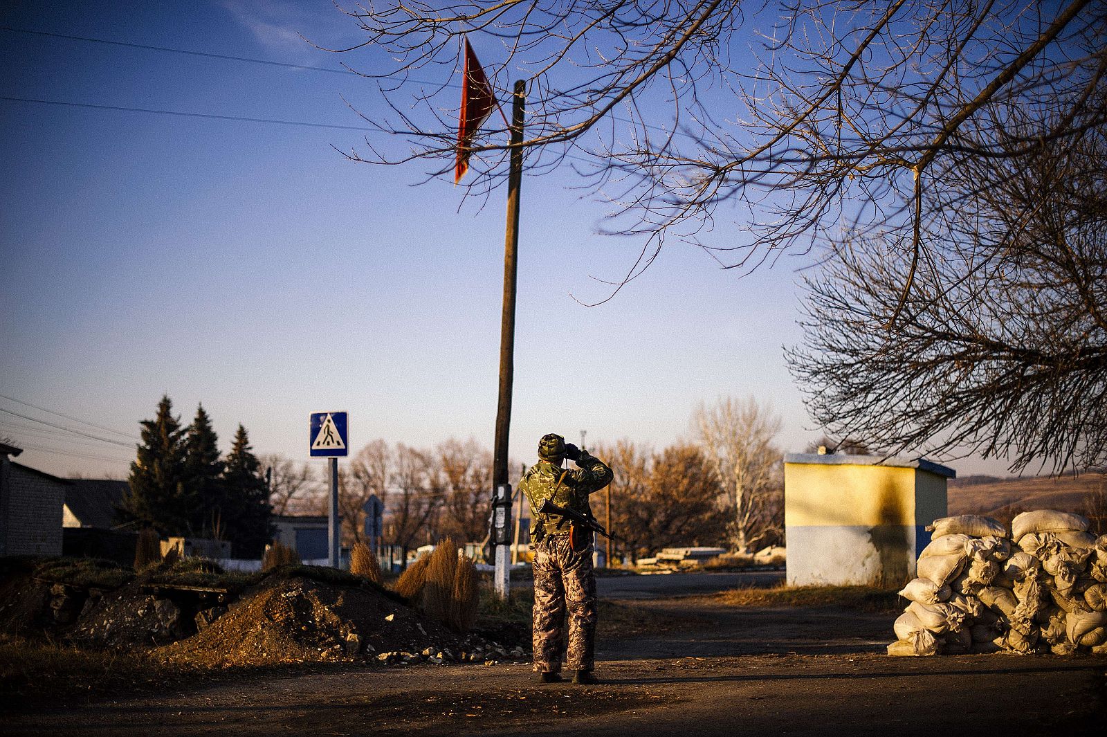 Un separatista proruso vigila su posición cerca de Frunze, en el este de Ucrania