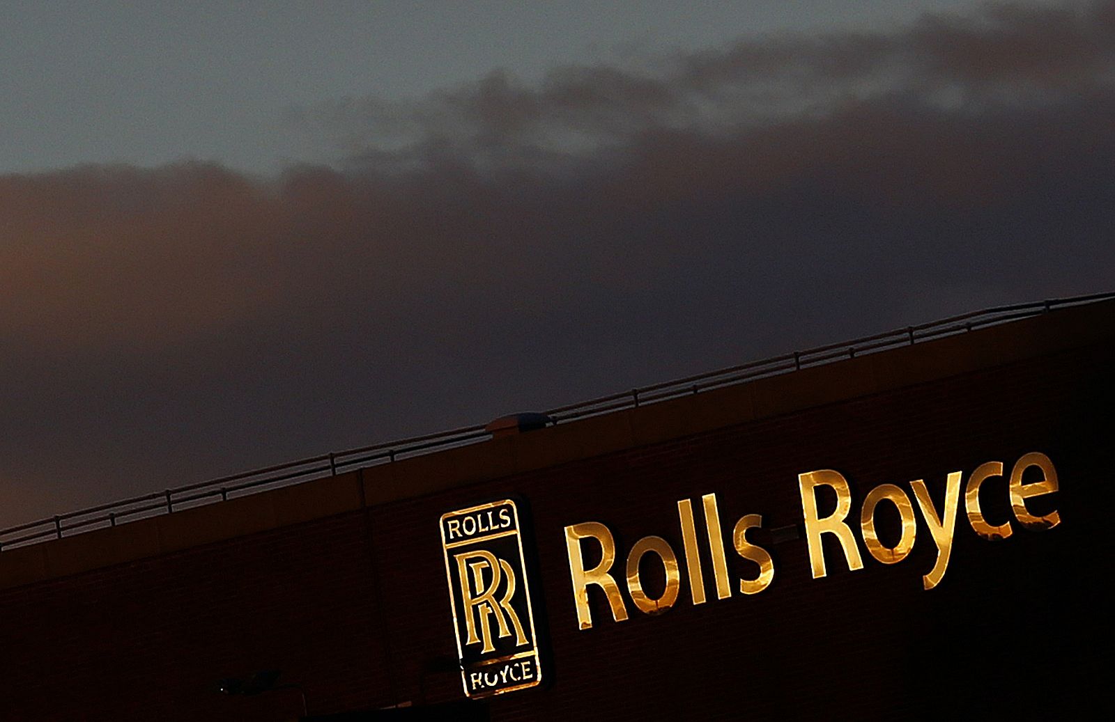 Logo de Rolls-Royce sobre un edificio del complejo de la compañía en Derby, Inglaterra