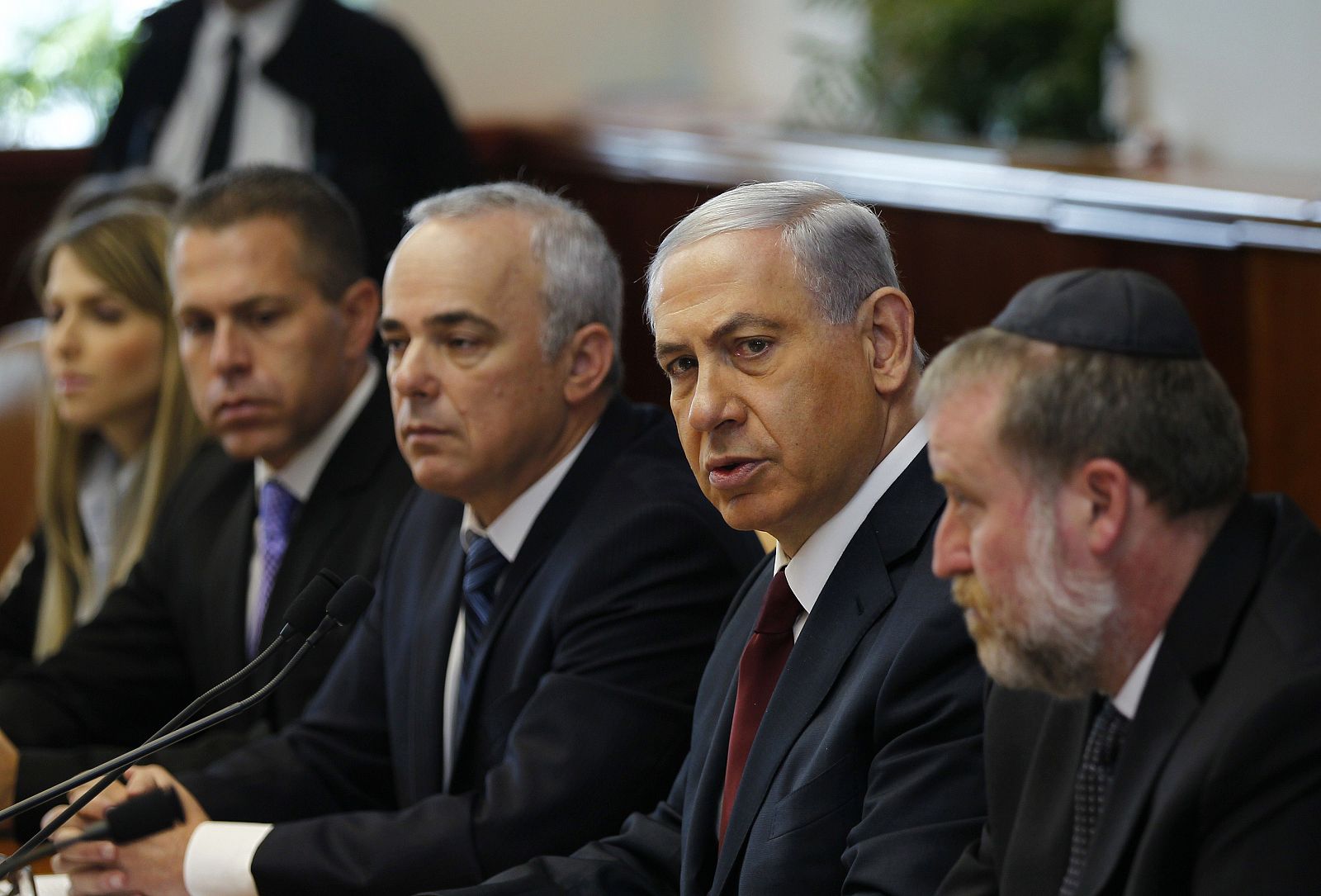 Consejo de Ministros presidido por Benjamín Netanyahu (2º por la derecha) este domingo.