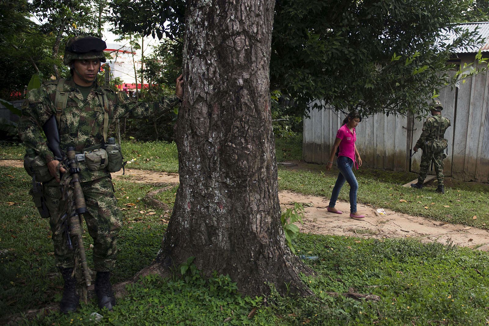 Soldados colombianos patrullan un camino en el departamento colombiano de La Macarena