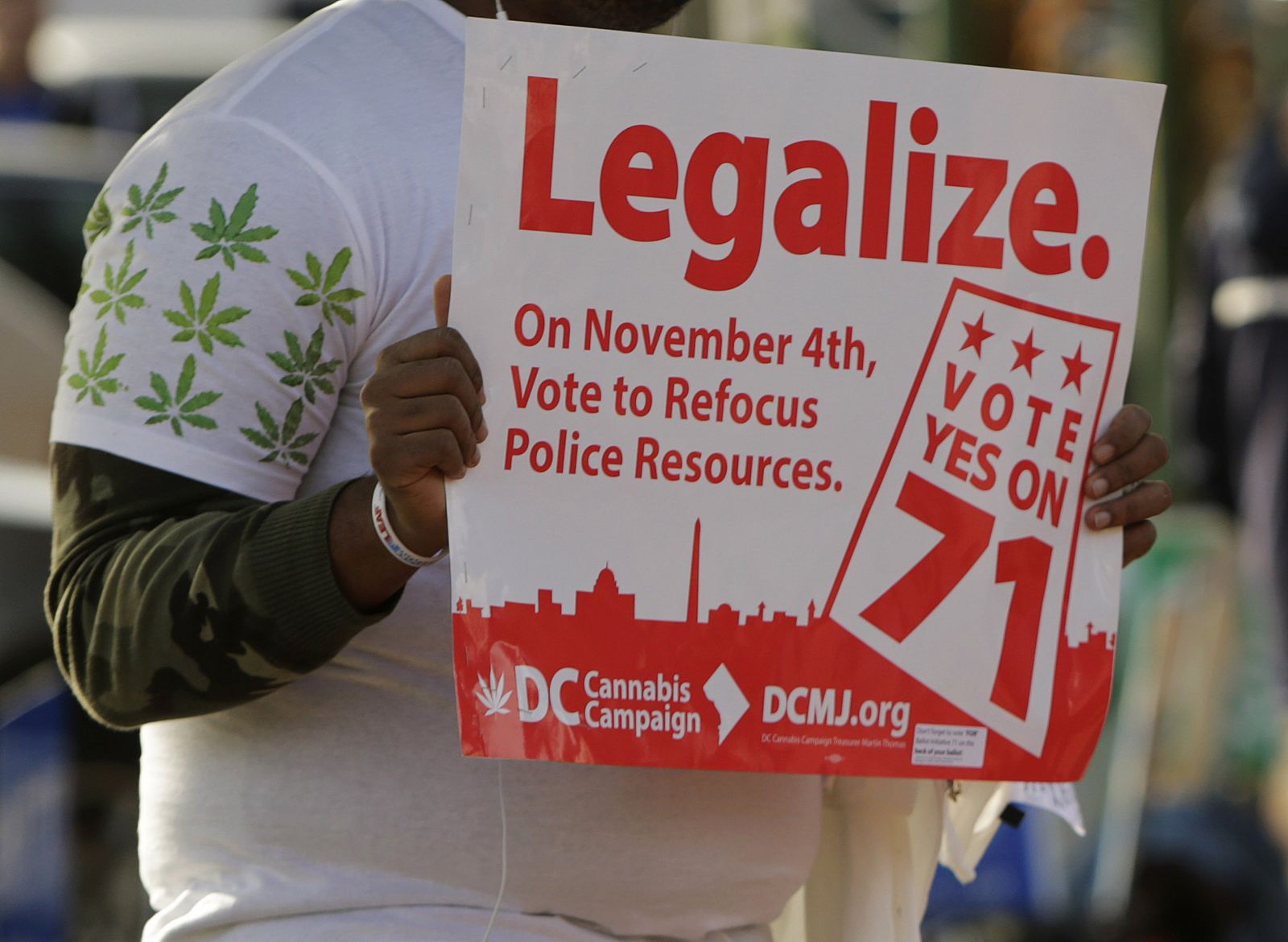 Melvin Clay, de la Campaña para la Legalización del Cannabis en Washington DC, con un cartel alusivo
