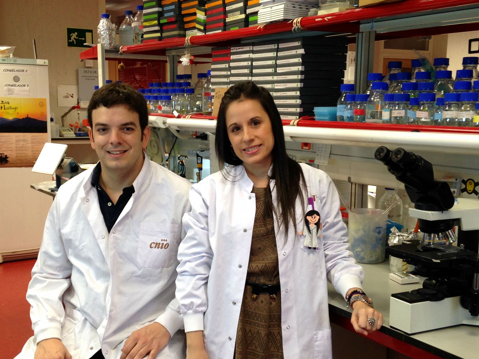 Los investigadores del CNIO, Alberto J. Schuhmacher e Isabel Hernández-Porras.