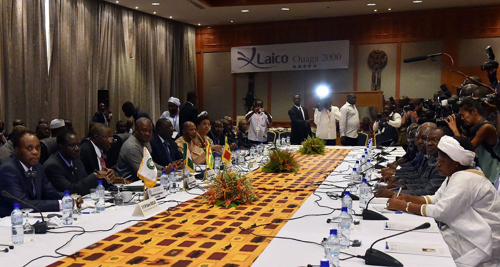 Líderes de la Unión Africana y el ECOWAS, el representante para África Occidental de Naciones Unidas y los presidentes de Nigeria, Ghana y Senegal en una reunión con los líderes interinos de Burkina Faso.