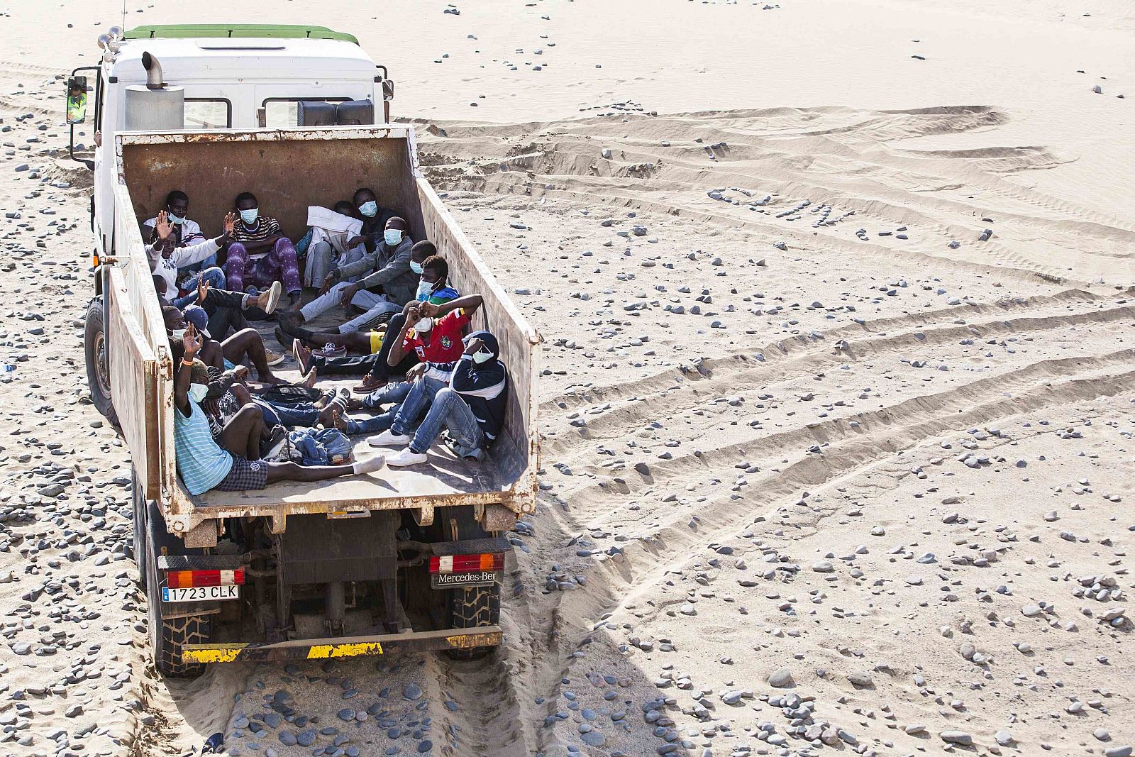 Camión que traslada a unos inmigrantes, que se pensó que tenían ébola, en Canarias