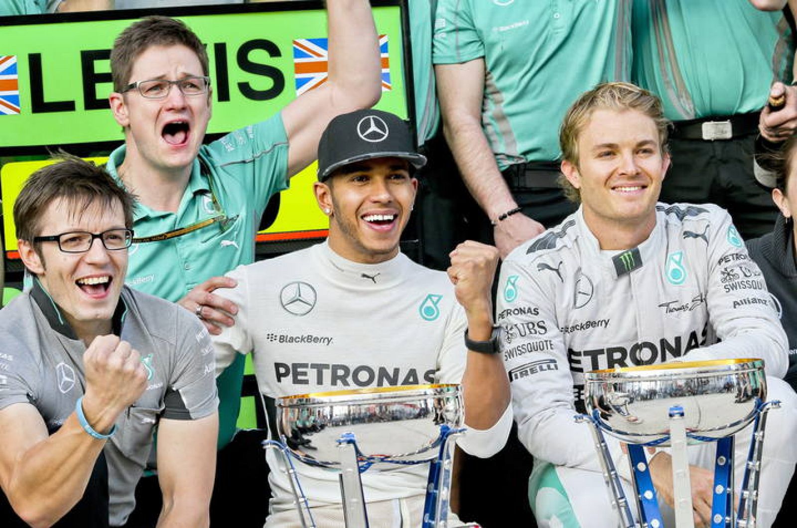 Hamilton y Rosberg celebran el doblete en el pasado GP de EEUU