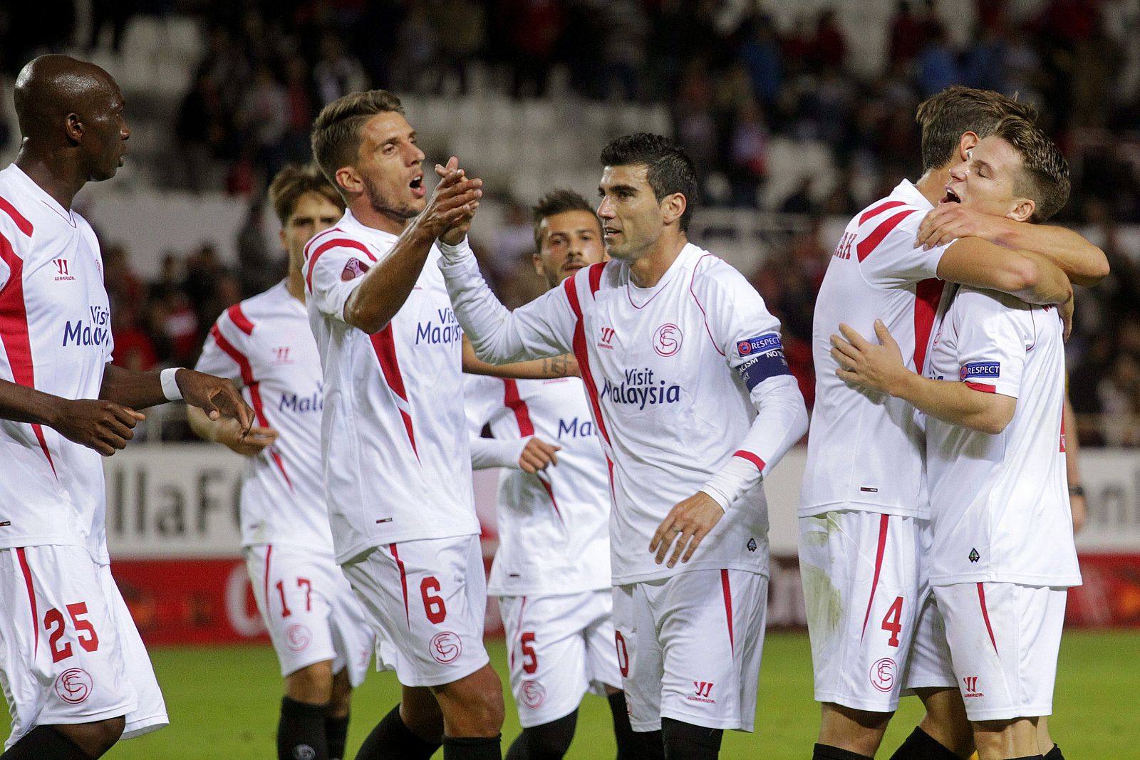 Los jugadores del Sevilla celebran el gol marcado por su compañero, Kevin Gameiro