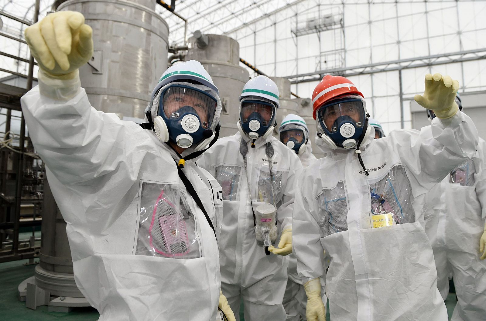 El nuevo ministro de Economía de Japón, Yoichi Miyazawa (derecha) inspecciona la central de Fukushima