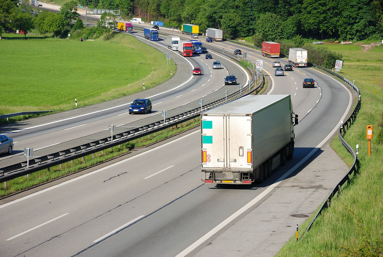 Camiones circulando por una autopista alemana