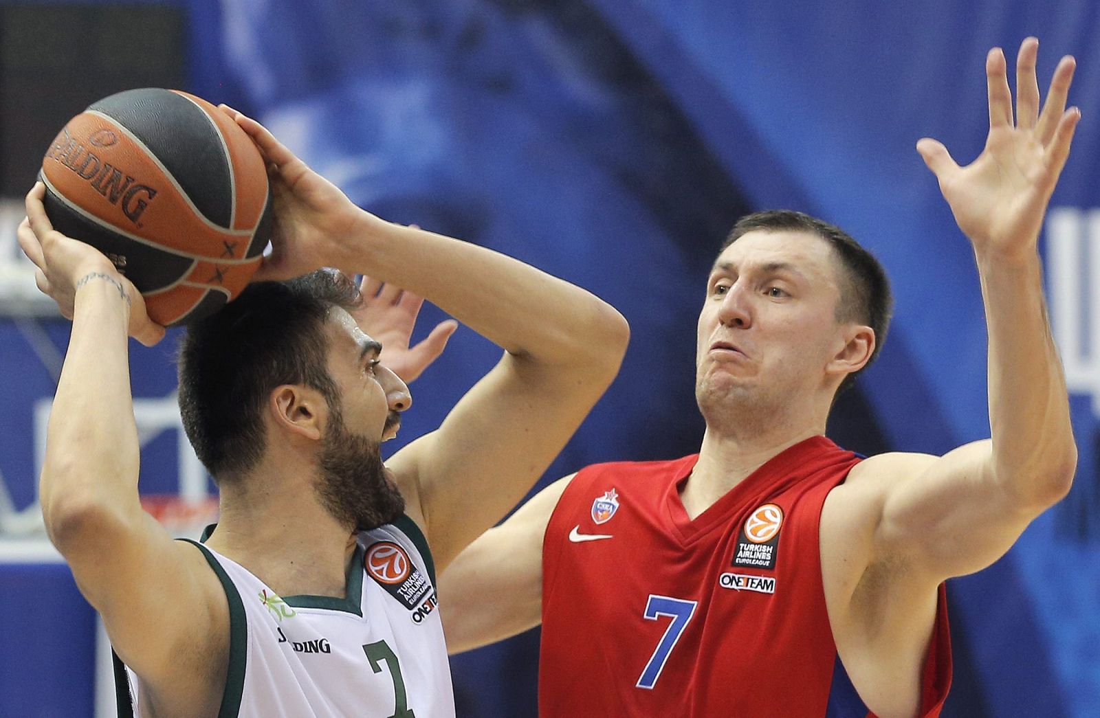 El jugador del Unicaja, Kostas Vasileiadis (i) lucha por el balón con Vitaly Fridzon (d) del CSKA de Moscú