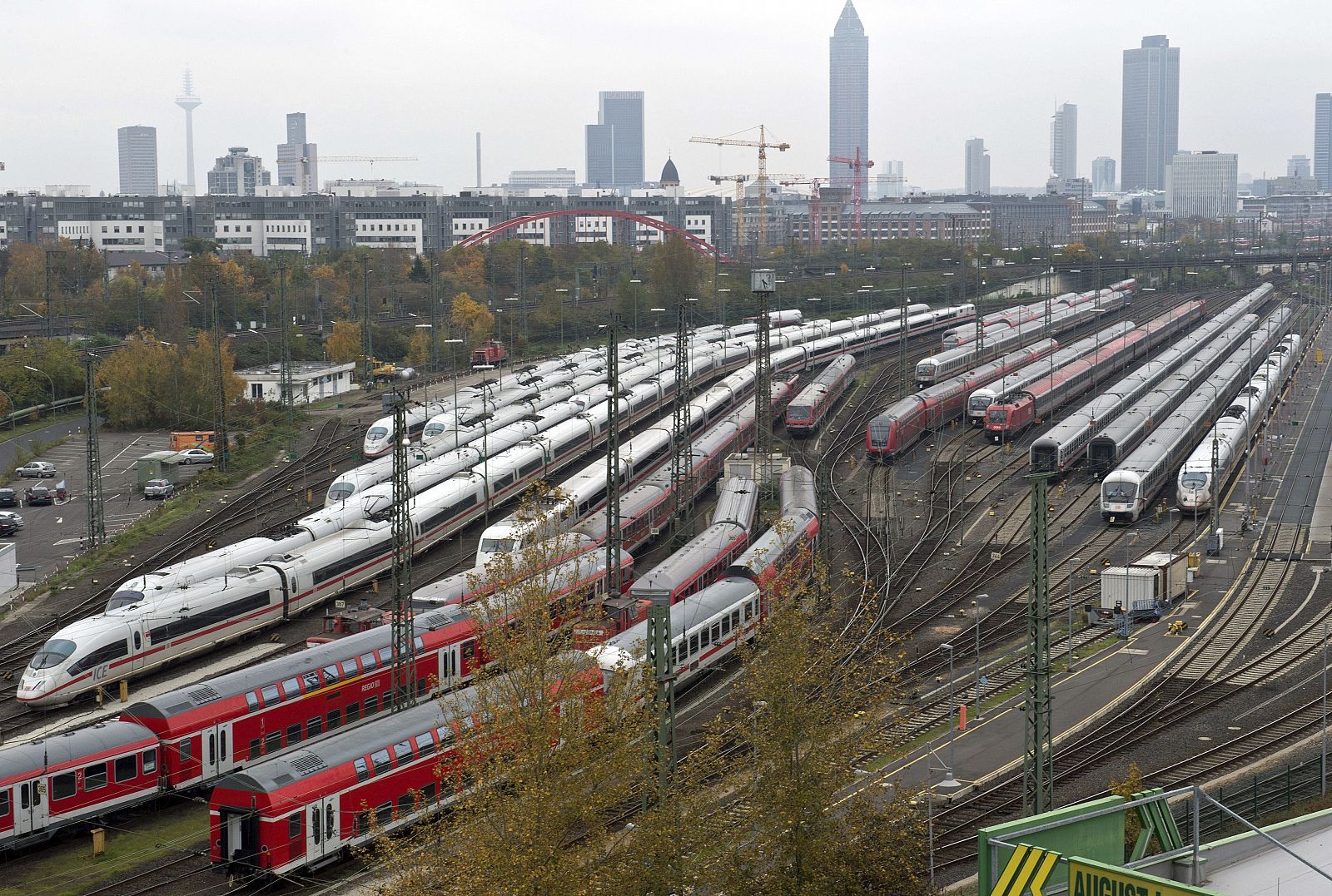 Trenes de alta velocidad, regionales y de cercanías de Deutsche Bahn permanecen estacionados en la estación central de Fráncfort