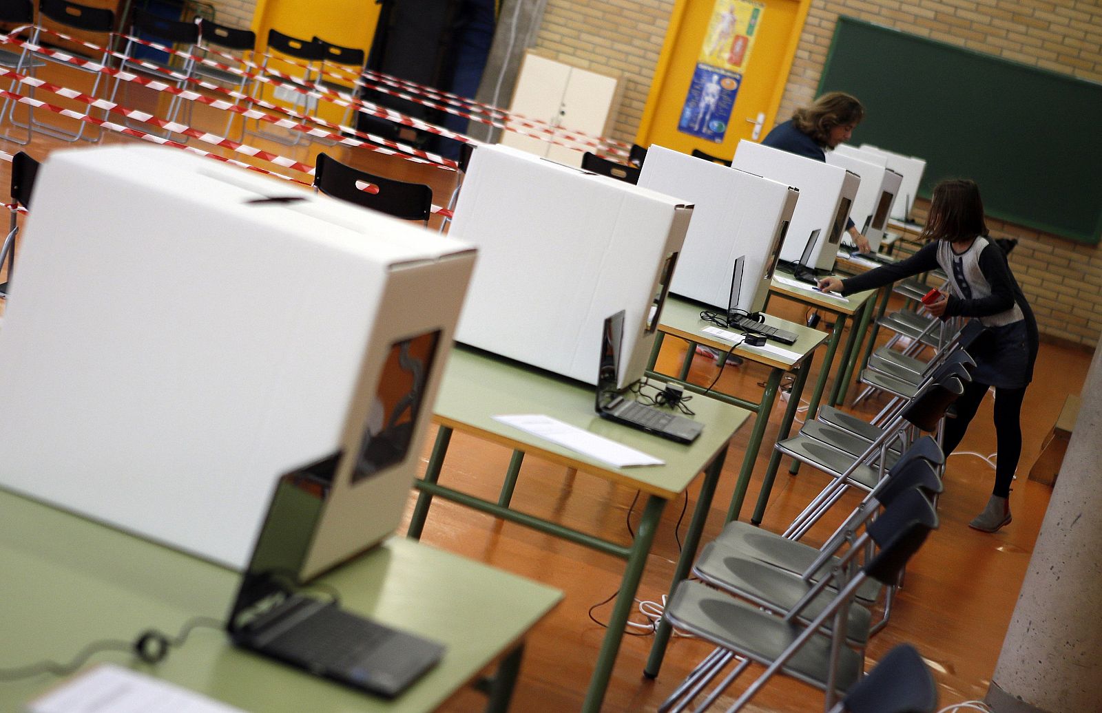 Preparativos en los puntos de votación del 9N en Cataluña