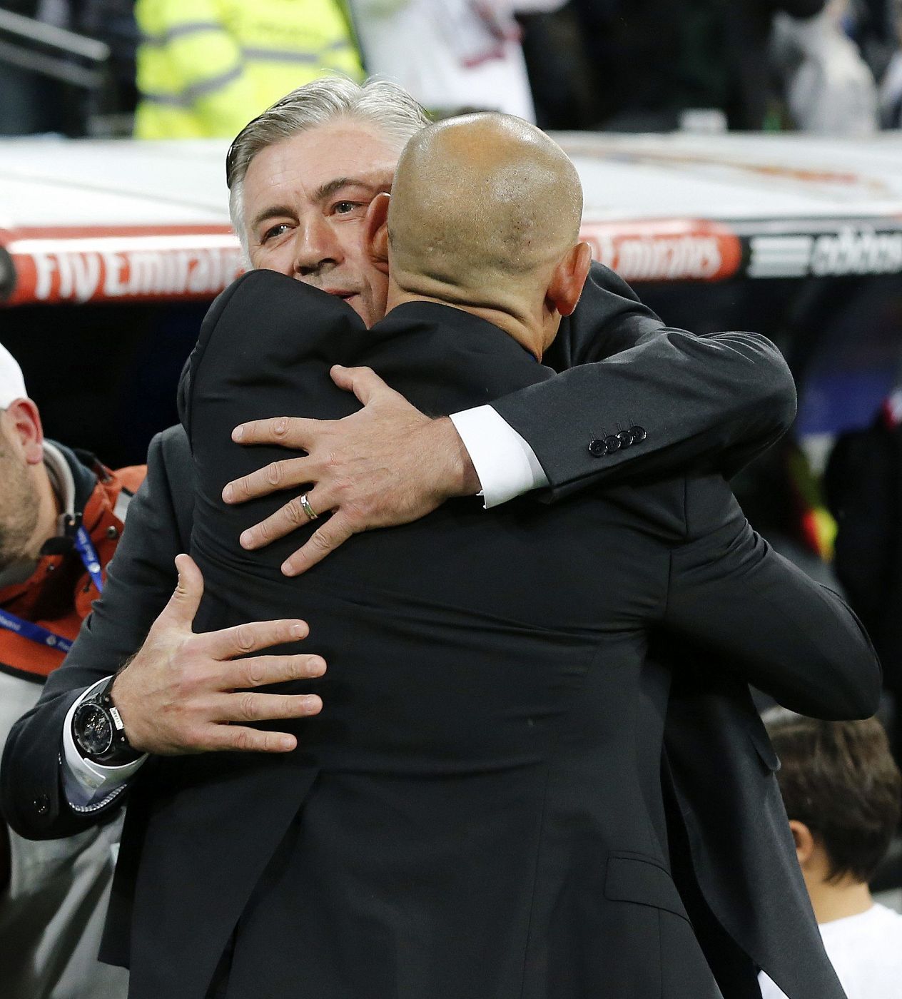 El entrenador del Real Madrid, Carlo Ancelotti (i), saluda a Paco Jémez, del Rayo Vallecano