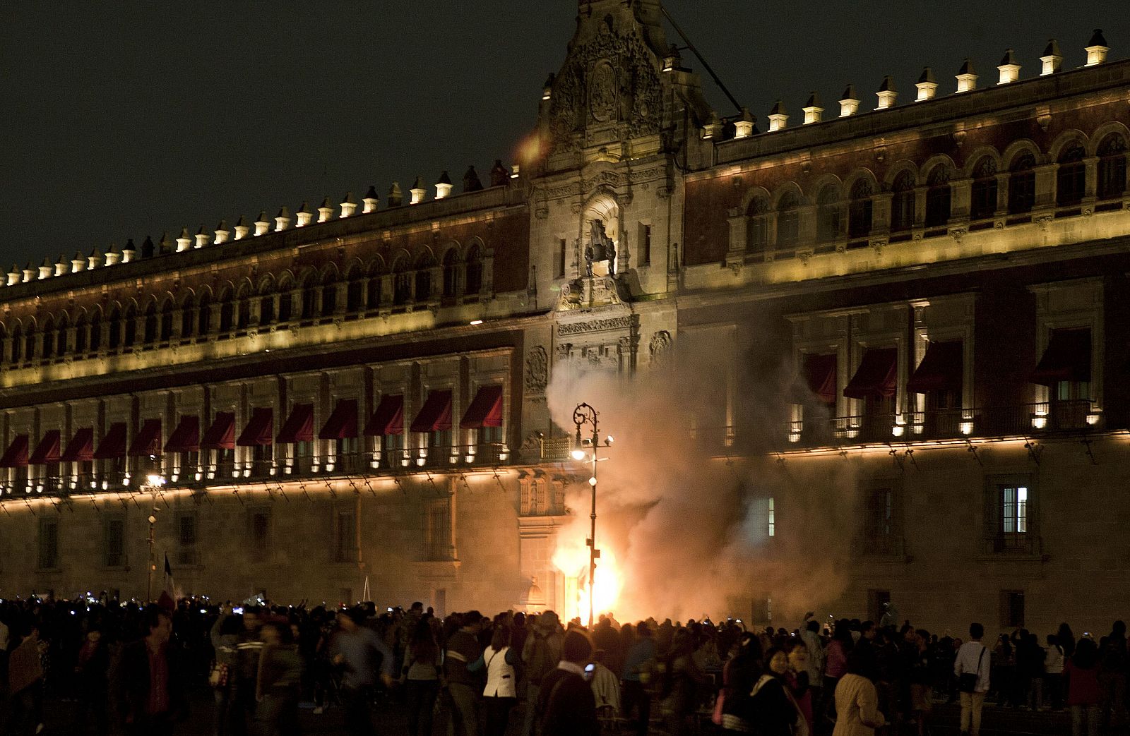 Las puertas del Palacio Nacional, sede del Ejecutivo mexicano, arden ante la mirada de cientos de manifestantes
