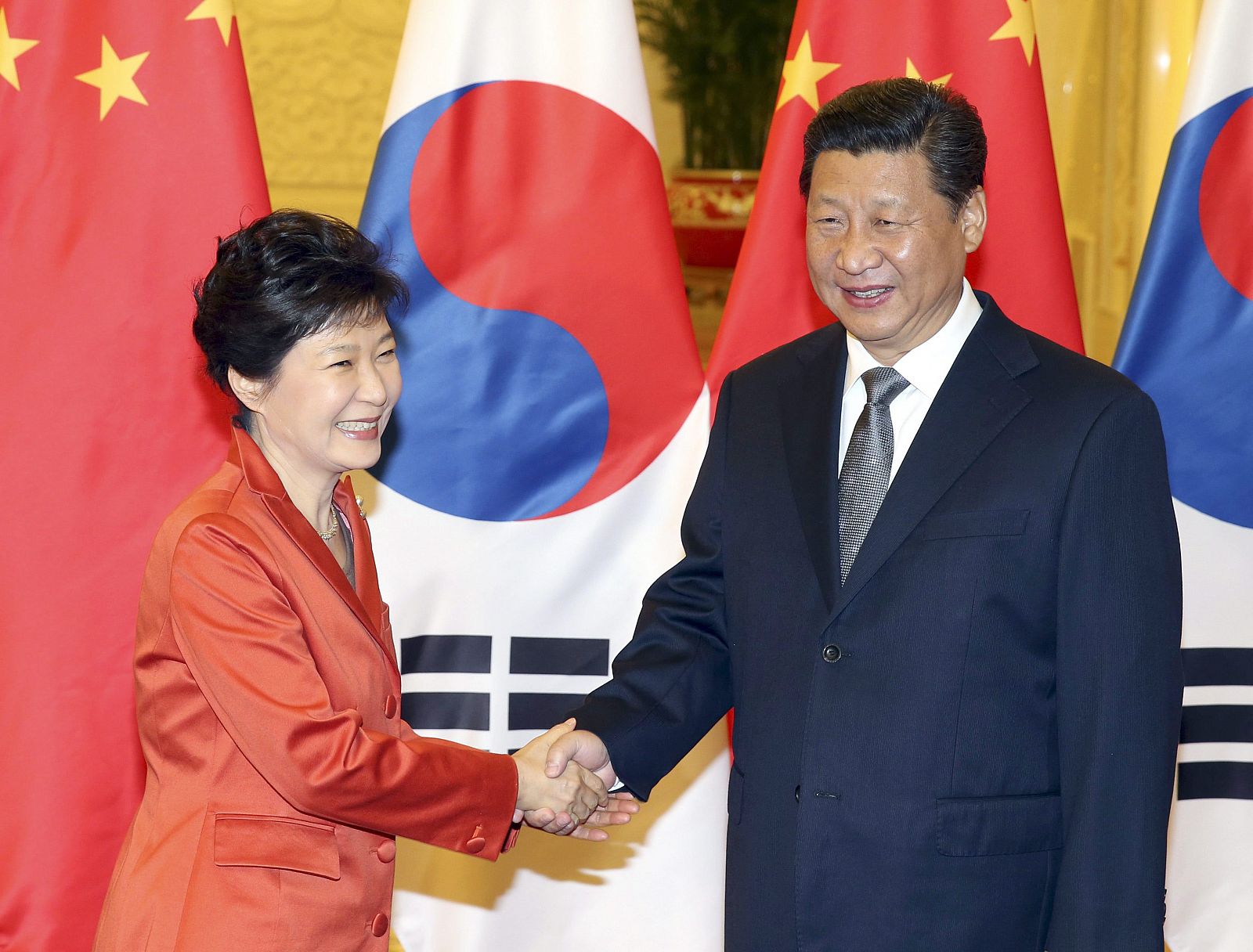 El presidente chino, Xi Jinping, saluda a su homóloga surcoreana, Park Geun-hye