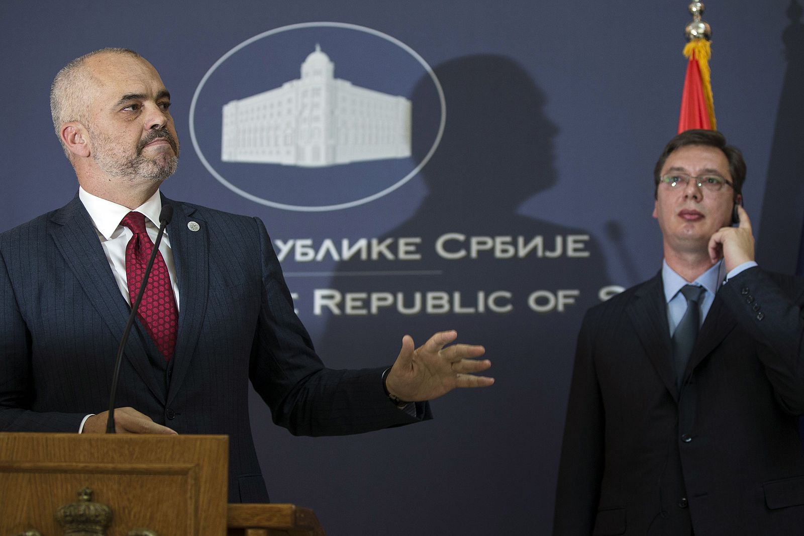 Los mandatarios albanés y serbio, Rama (izquierda) y Vucic, en la rueda de prensa.
