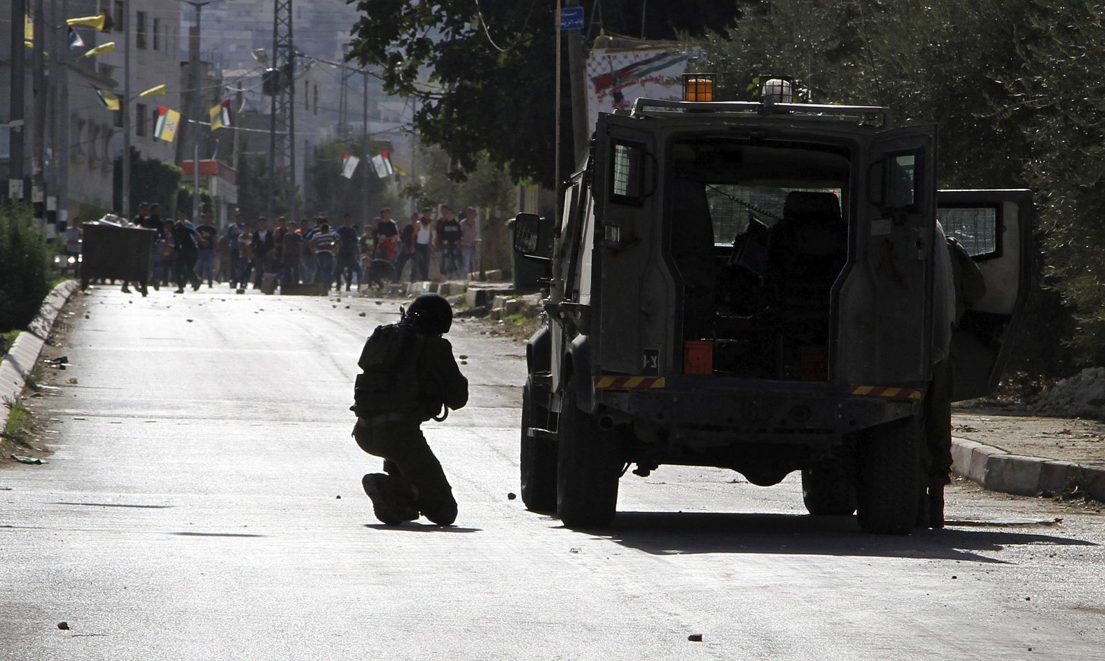 Soldados israelíes y manifestantes palestinos se enfrentan en Bet Foril, cerca de la ciudad palestina de Naplusa, este martes.