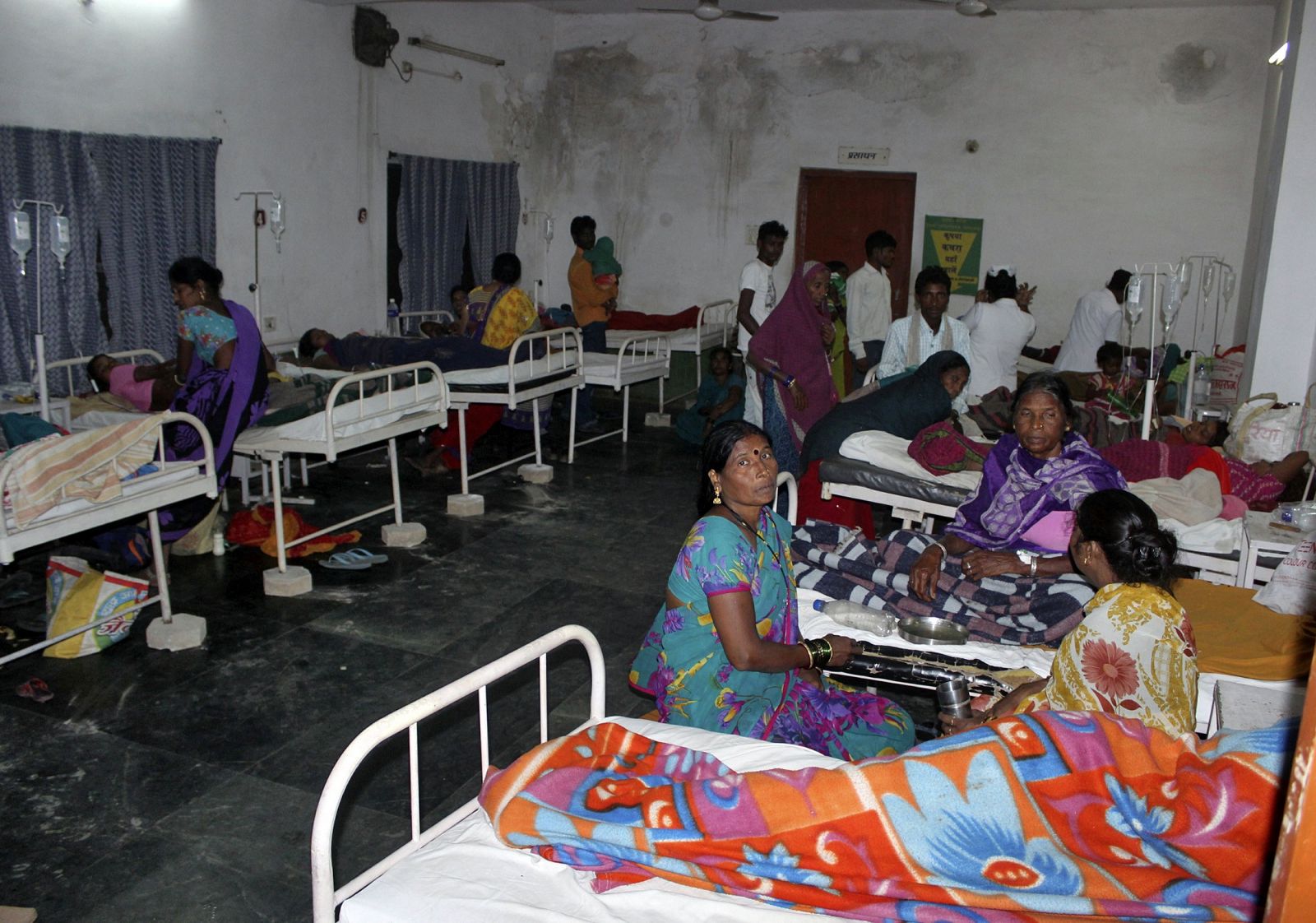 Mujeres ingresadas tras sufrir una infección en una campaña de esterilización en Bilaspur