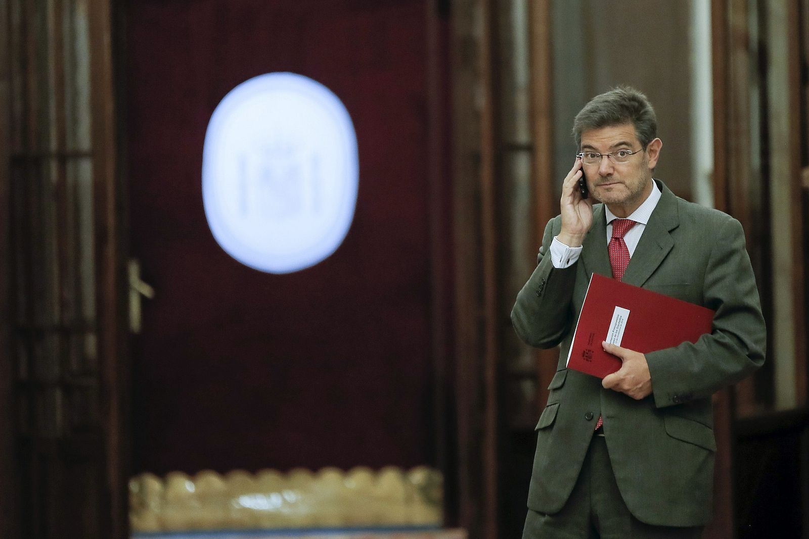 El ministro de Justicia, Rafael Catalá, en un receso del pleno del Congreso.