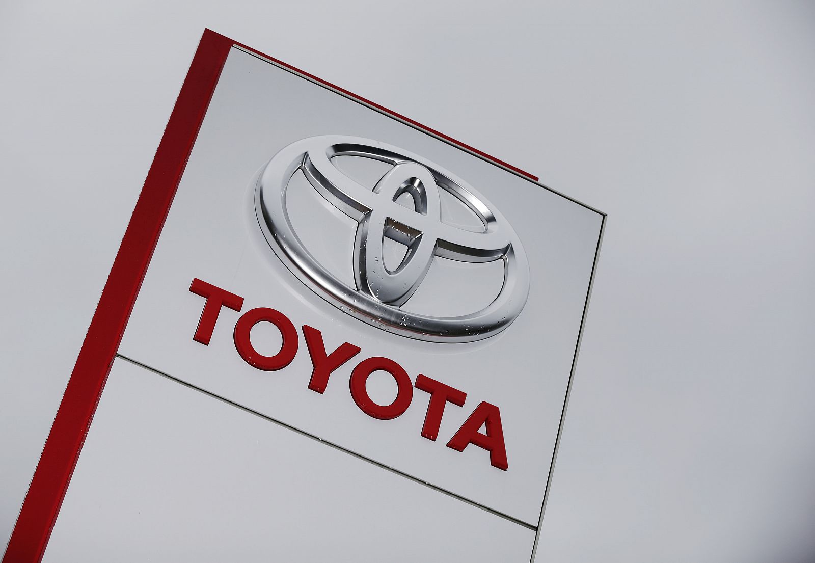 Logo de Toyota en un concesionario de Ruemlang, en las afueras de Zúrich